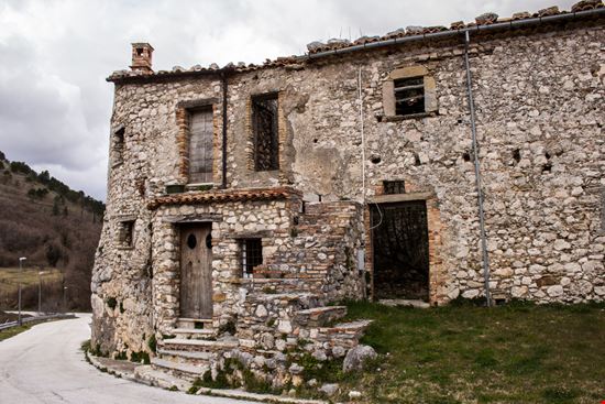 Civita di Bojano Le rovine del borgo romanadr - Shutterstock.com 
